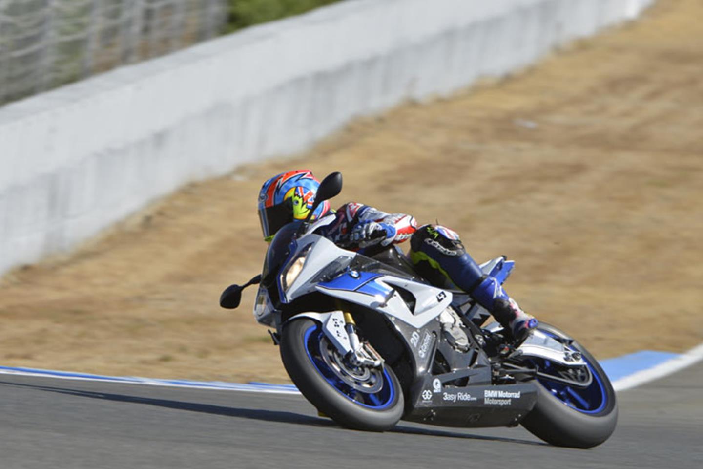 BMW HP4 con Michael Nevis y sus rodillas en la pista BMW HP4 con Michael Nevis y sus rodillas en la pista