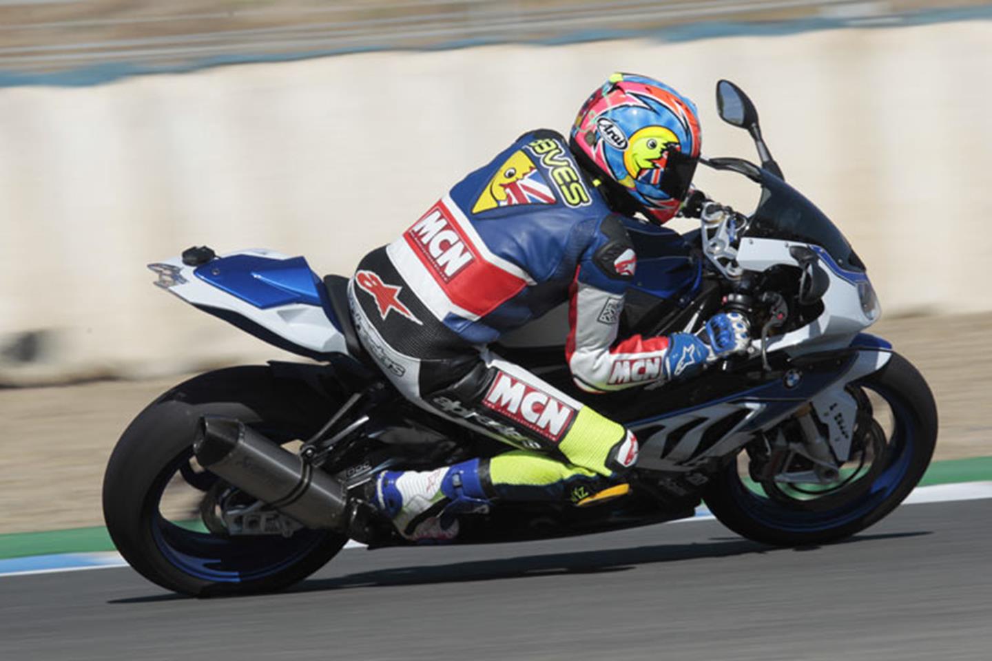 BMW HP4 conduce muy rápido en la pista BMW HP4 conduce muy rápido en la pista