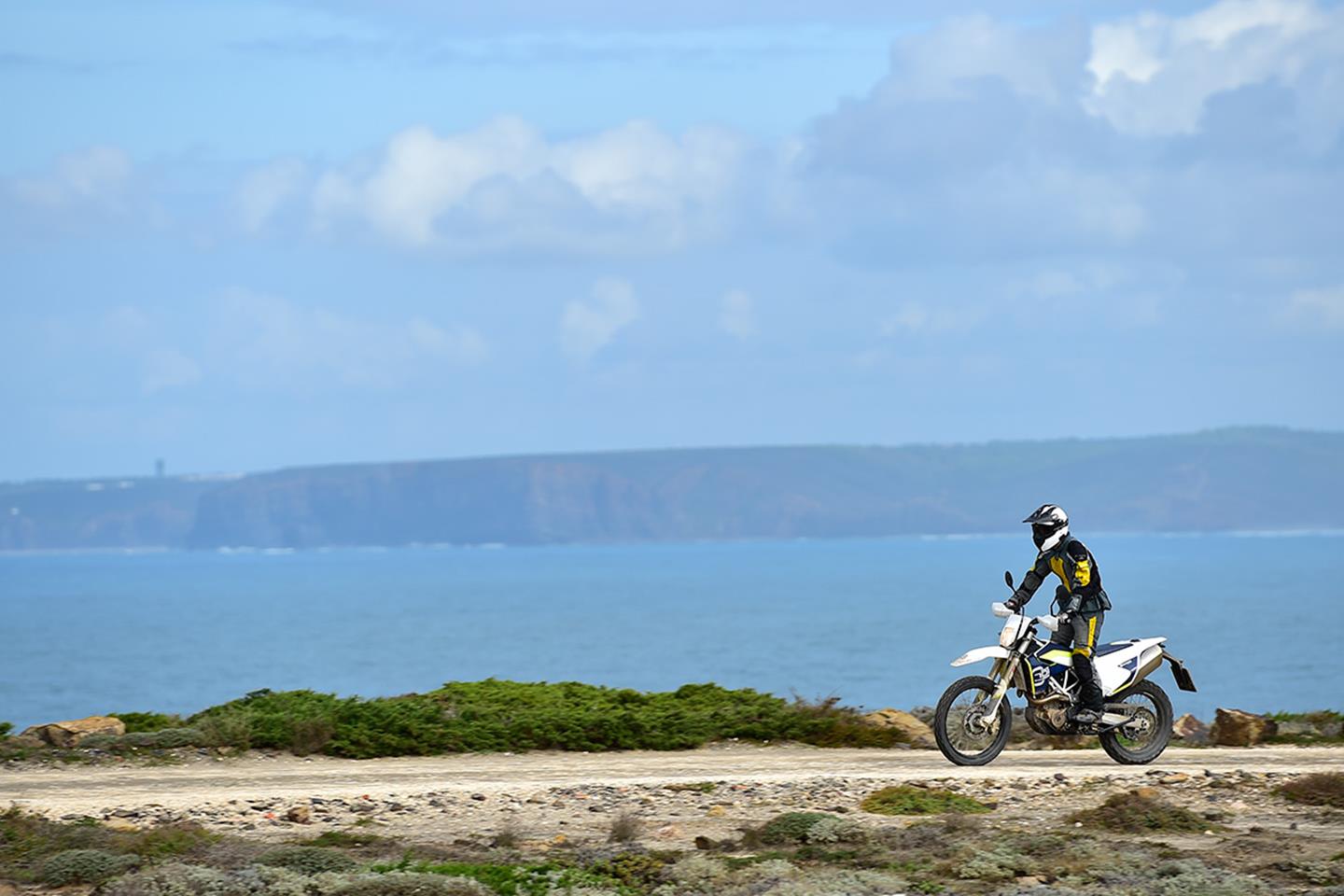 Husqvarna 701 Enduro está diseñado para un cómodo transporte de larga distancia Husqvarna 701 Enduro está diseñado para un cómodo transporte de larga distancia