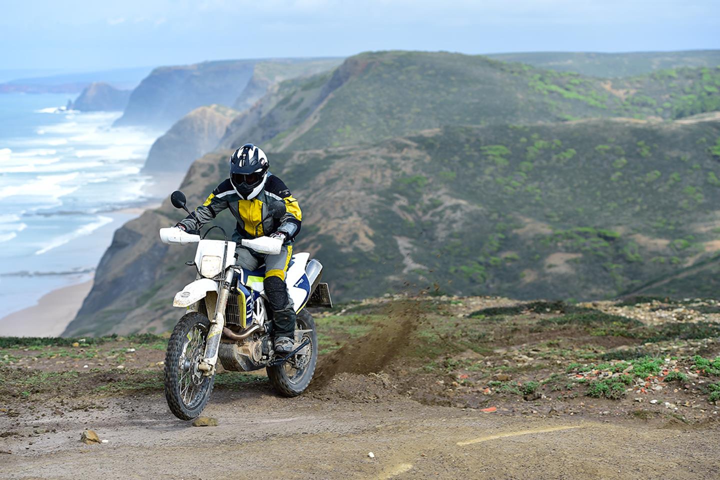 Husqvarna 701 Enduro es una bicicleta muy capaz que puede manejar situaciones difíciles Husqvarna 701 Enduro es una bicicleta muy capaz que puede manejar situaciones difíciles