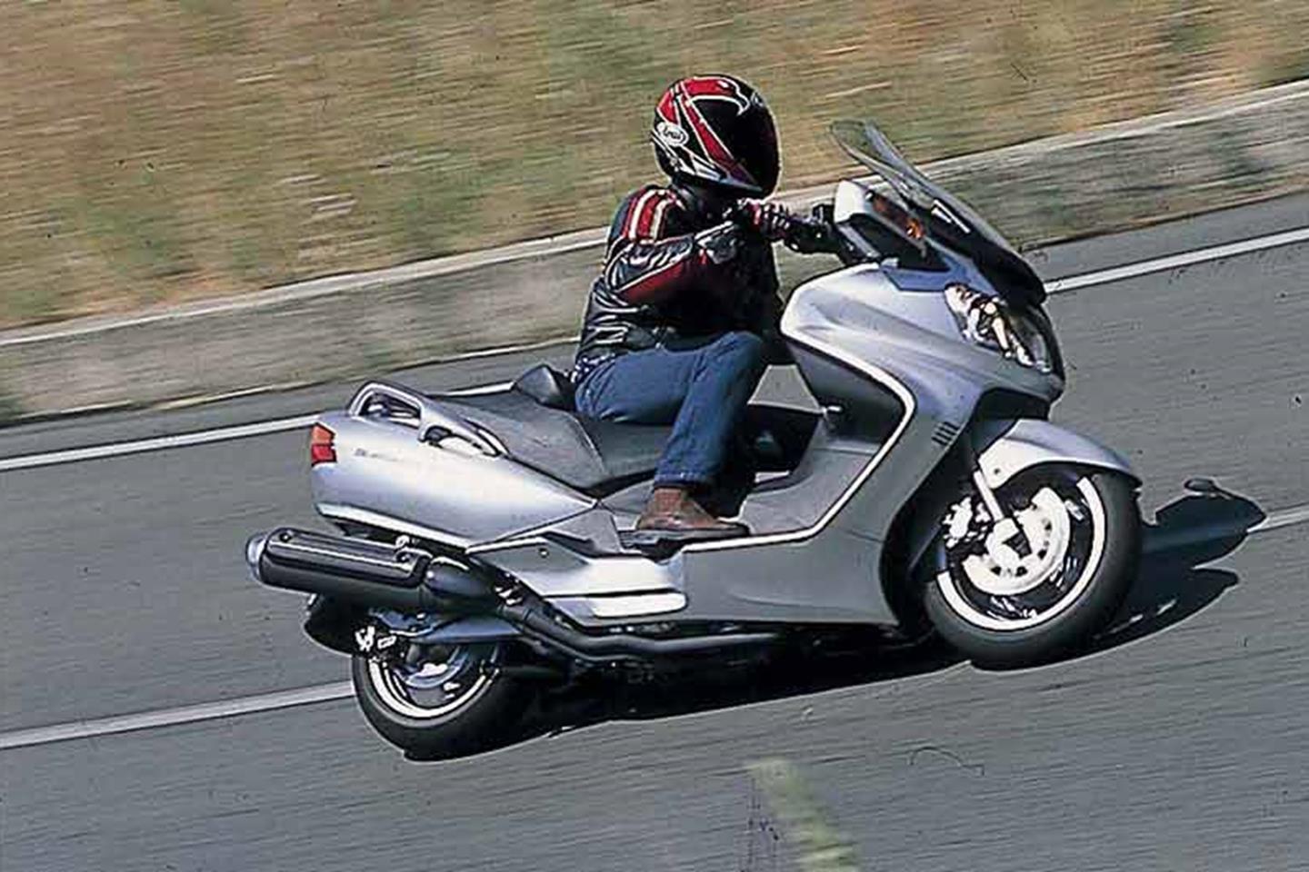 Suzuki Burgamn 650 girar a la izquierda Suzuki Burgamn 650 girar a la izquierda