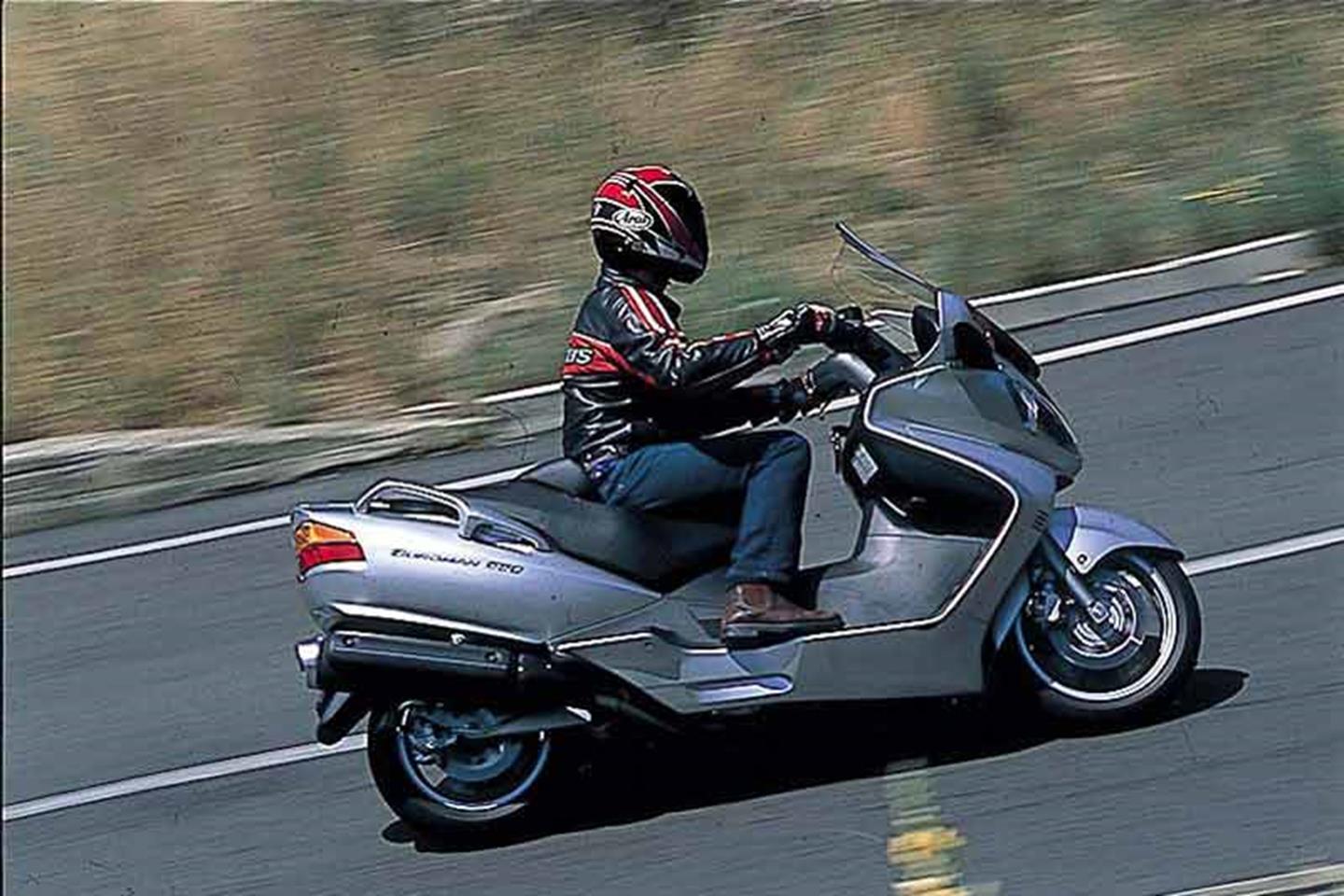 Suzuki Bergman 650 en la carretera Suzuki Bergman 650 en la carretera