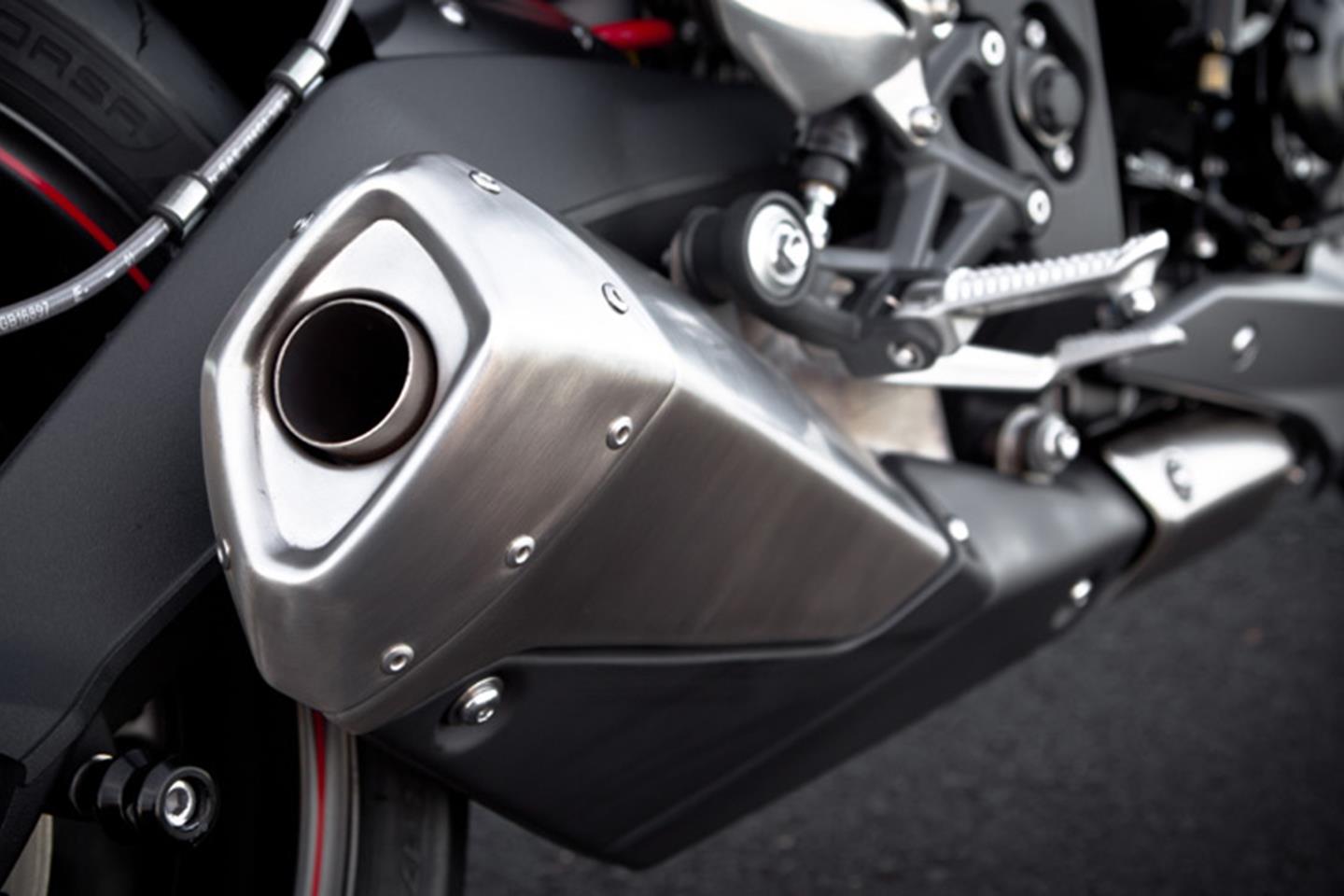 Revise las ruedas con cuidado para ver si hay corrosión, ya que Triumph Street Triple R se oxidará, especialmente cuando se deja afuera Revise las ruedas con cuidado para ver si hay corrosión, ya que Triumph Street Triple R se oxidará, especialmente cuando se deja afuera