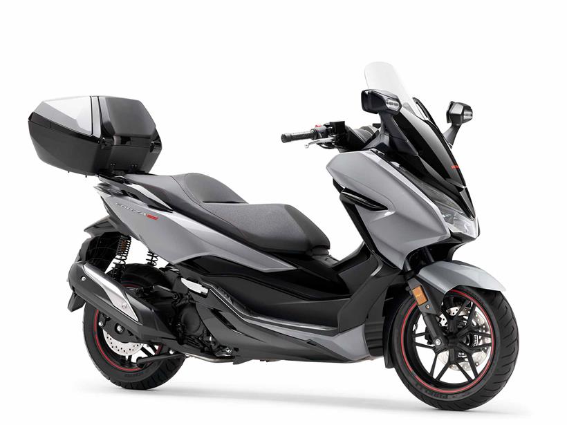 Honda Forza 300 con tapa superior Honda Forza 300 con tapa superior