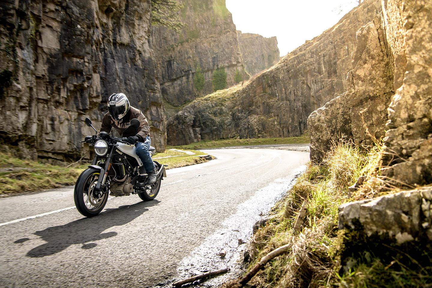 Husqvarna Vitpilen 401 se conduce bien con sus neumáticos Pirelli