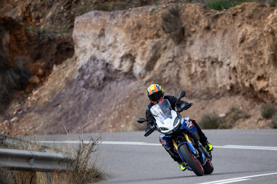 2025-on BMW F900XR rodando por las curvas de un cañón en Almería