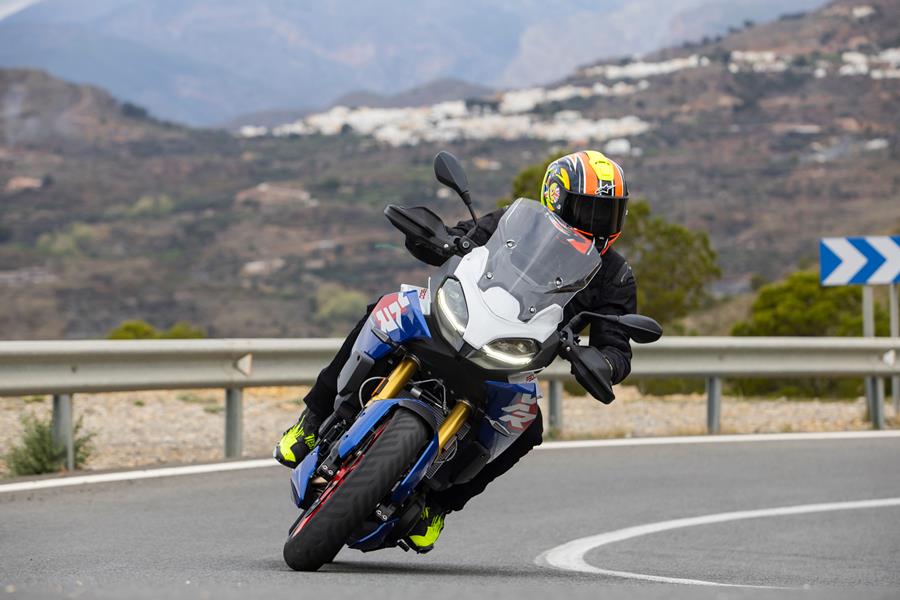 2025-on BMW F900XR dirección nítida al entrar en una curva