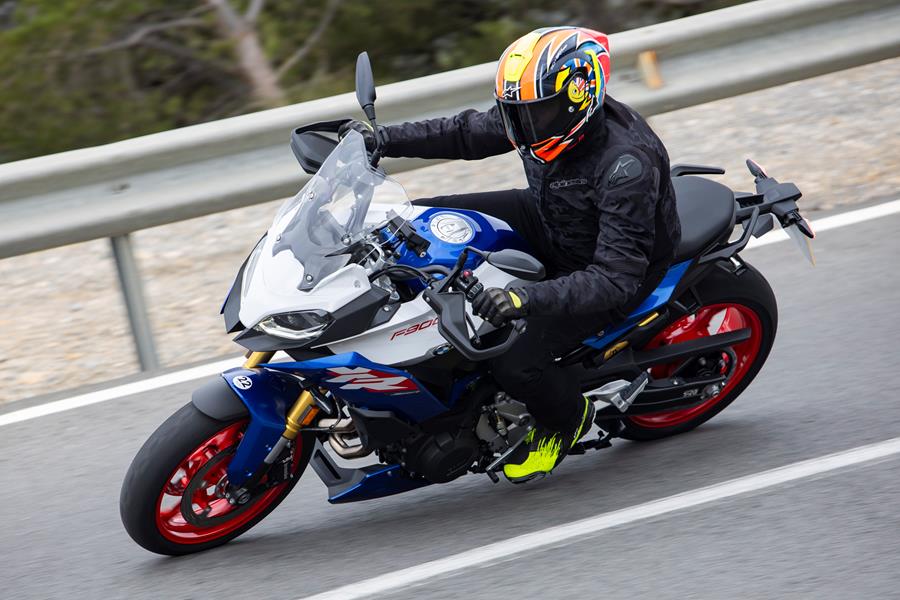 2025-on BMW F900XR acelerando en una curva