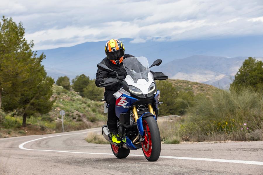 2025-on BMW F900XR subiendo por una carretera de montaña