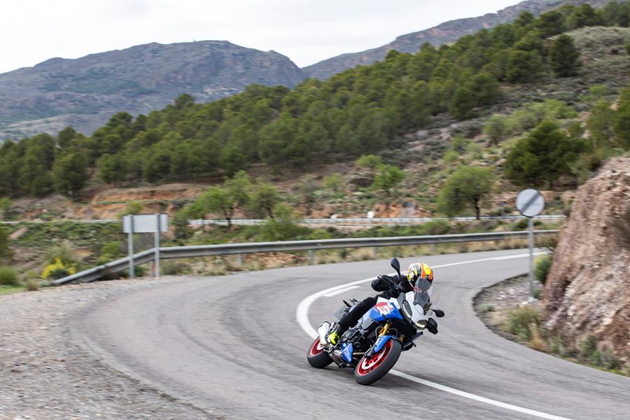 BMW F900XR Inclinándose hacia una curva de montaña