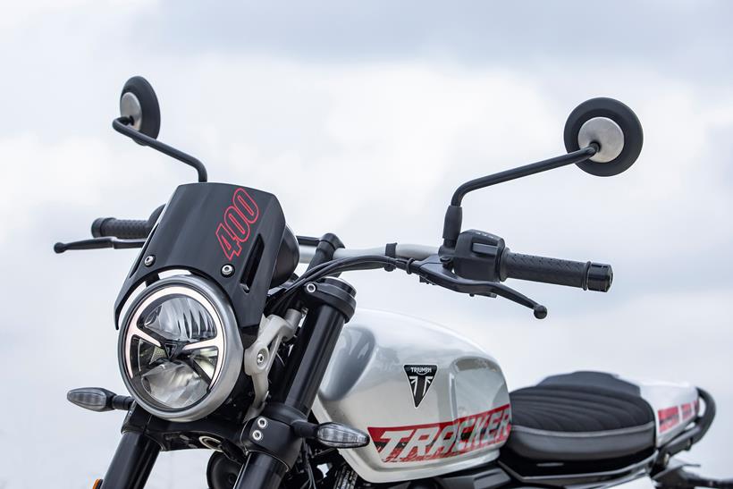 2026-on Triumph Tracker 400, frontal area and handlebars