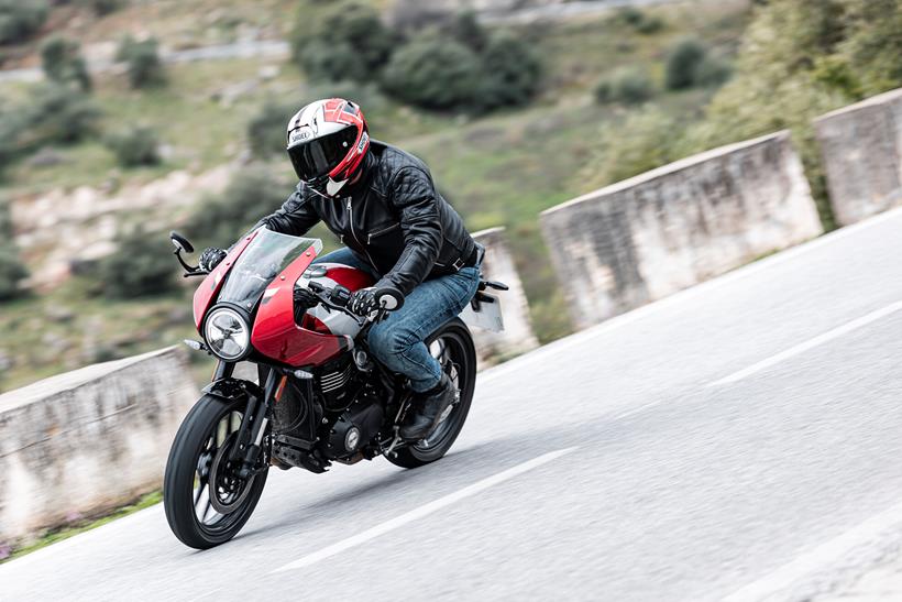 2026-on Triumph Thruxton 400 leaning into a corner