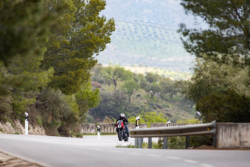 2026-on Triumph Thruxton 400 lining up a set of corners