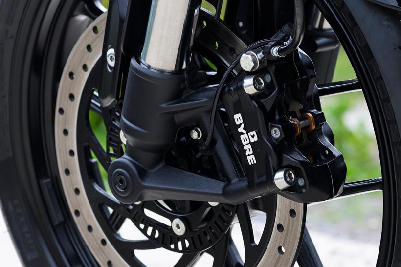 2026-on Triumph Thruxton 400 detailde shot of the brakes