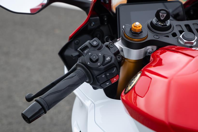 2026-on Yamaha R7 right hand switchgear and fork suspensino settings