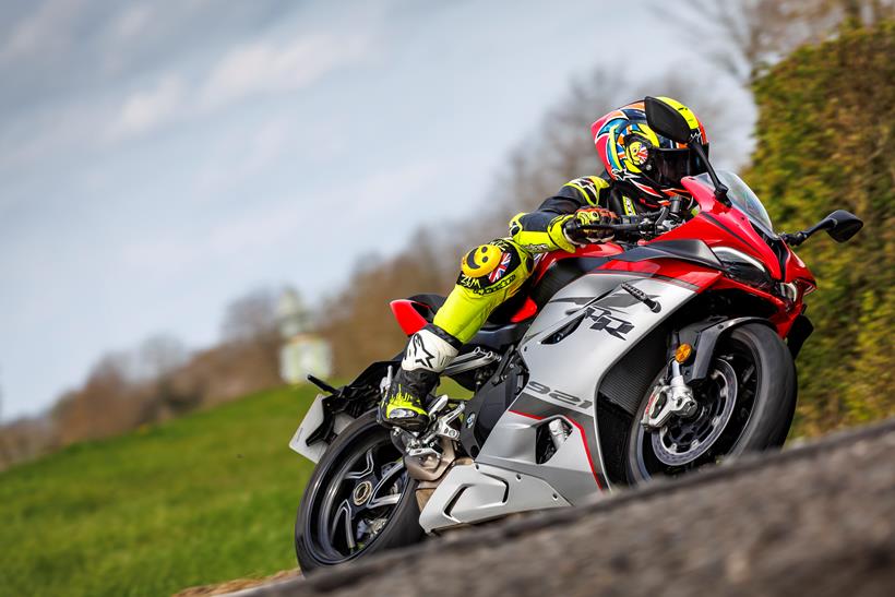2026-on QJMotor SRK 921 RR leaning into a corner