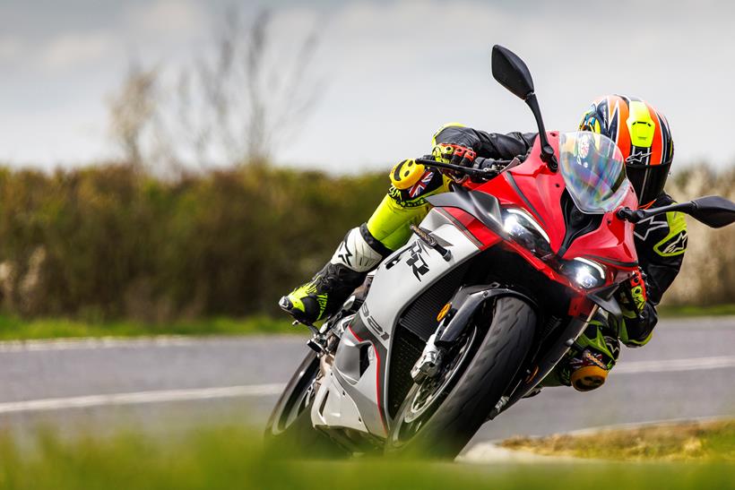 2026-on QJMotor SRK 921 RR leaning into a corner