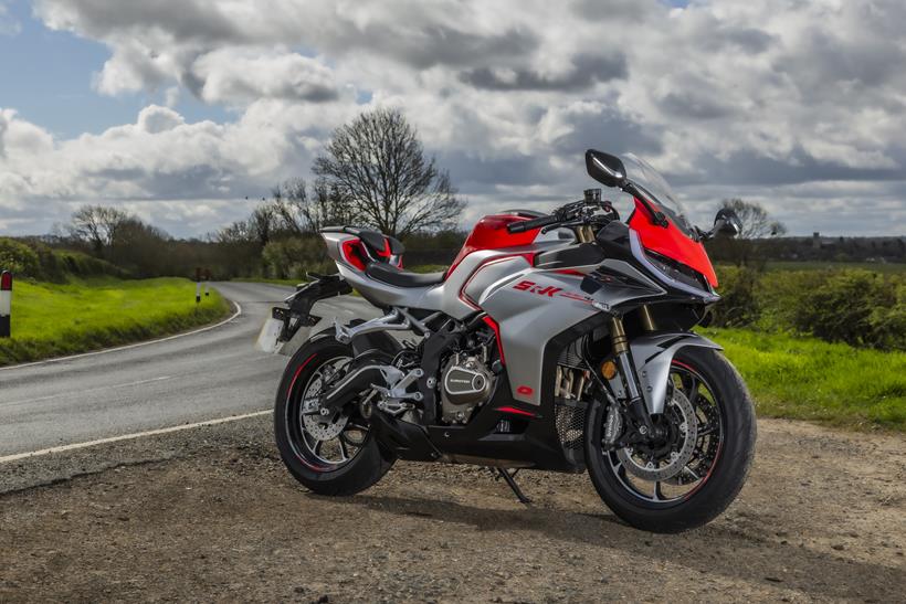 QJMotor SRK421RR, parked at the roadside