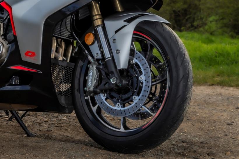 QJMotor SRK421RR, close up of the front brakes