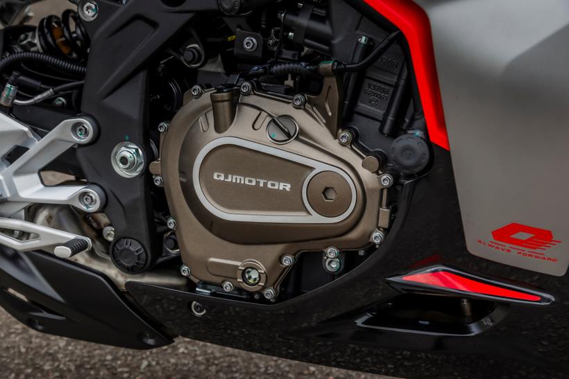 QJMotor SRK421RR, inline-four cylinder engine