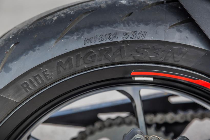 QJMotor SRK421RR, rear tyre close up