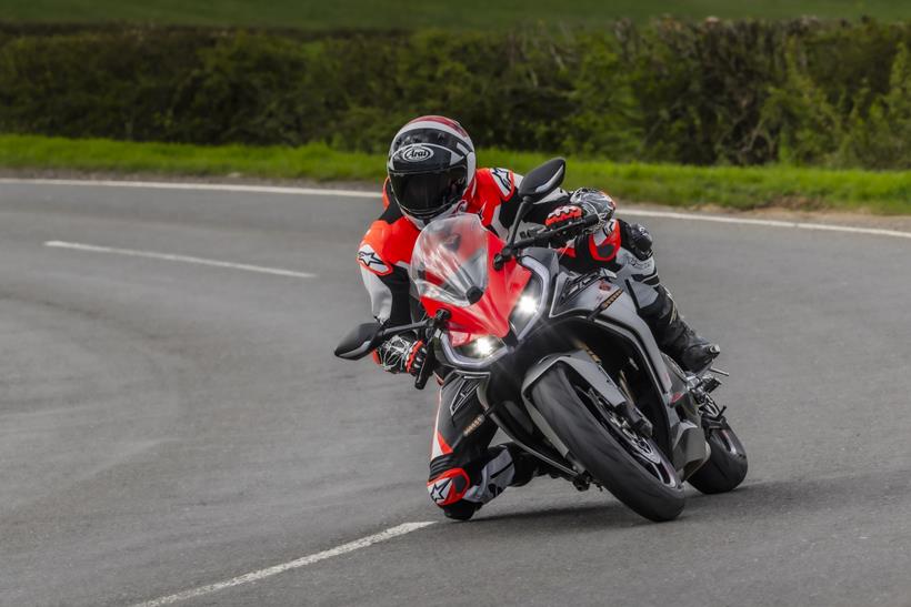 QJMotor SRK421RR, leaning right on a tarmac road