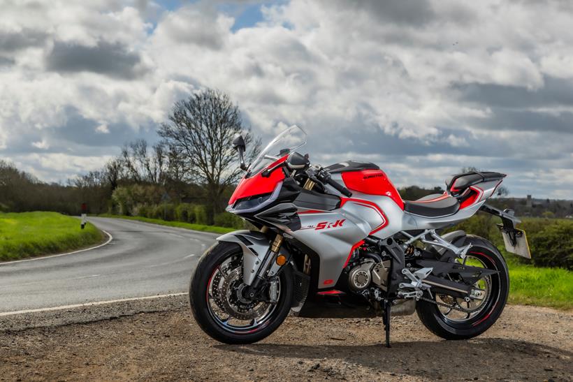 QJMotor SRK421RR, parked at the roadside