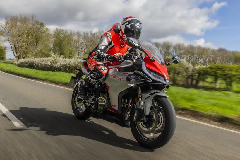 QJMotor SRK421RR, riding on a tarmac road