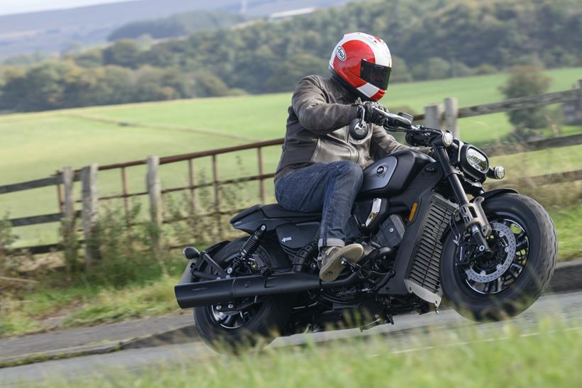 QJMotor SRV600V, riding on the road