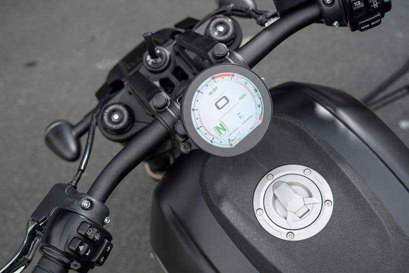 QJMotor SRV600V, TFT dash and handlebar