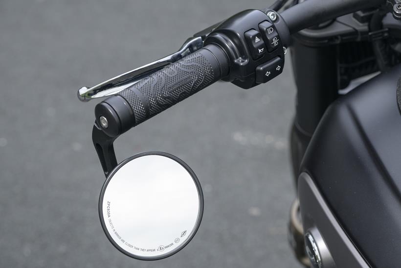 QJMotor SRV600V, bar end mirror