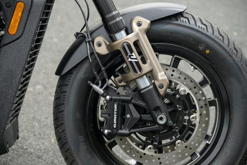 QJMotor SRV600V, close up of front wheel and brakes