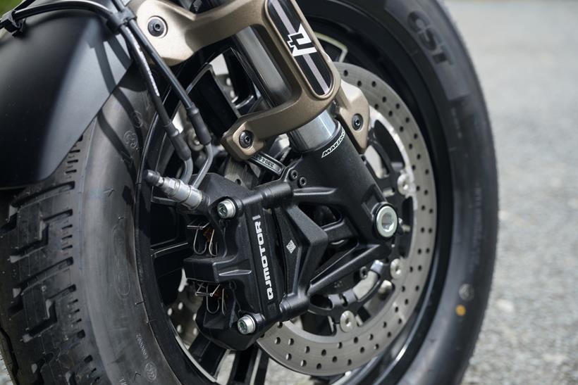 QJMotor SRV600V, close up of the front brakes