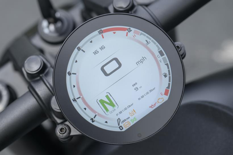 QJMotor SRV600V, close up of TFT display