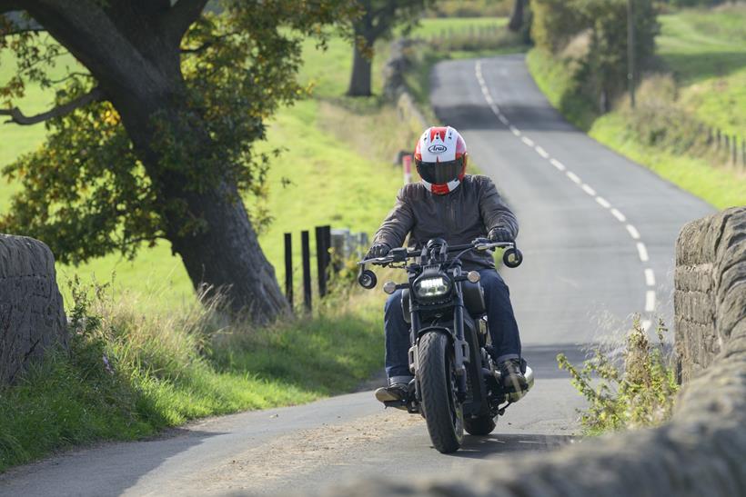 QJMotor SRV600V, riding on the road