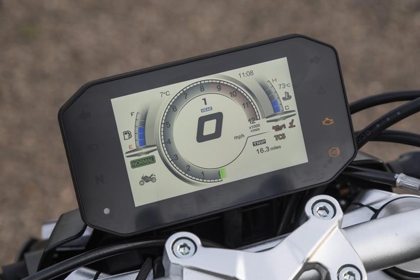 2026-on Voge R625, close up of the TFT display