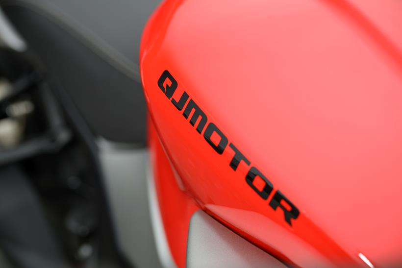 2025-on QJMotor SRK900, logo on fuel tank