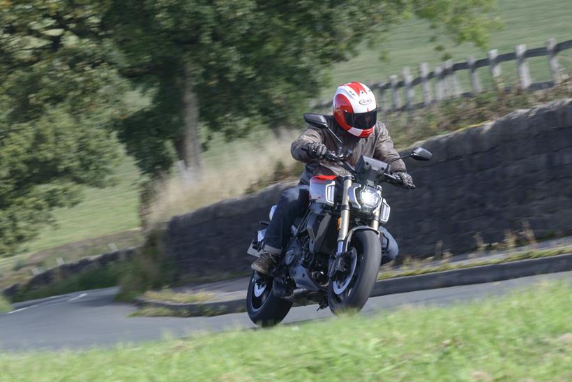 2025-on QJMOtor SRK900, leaning left around a turn