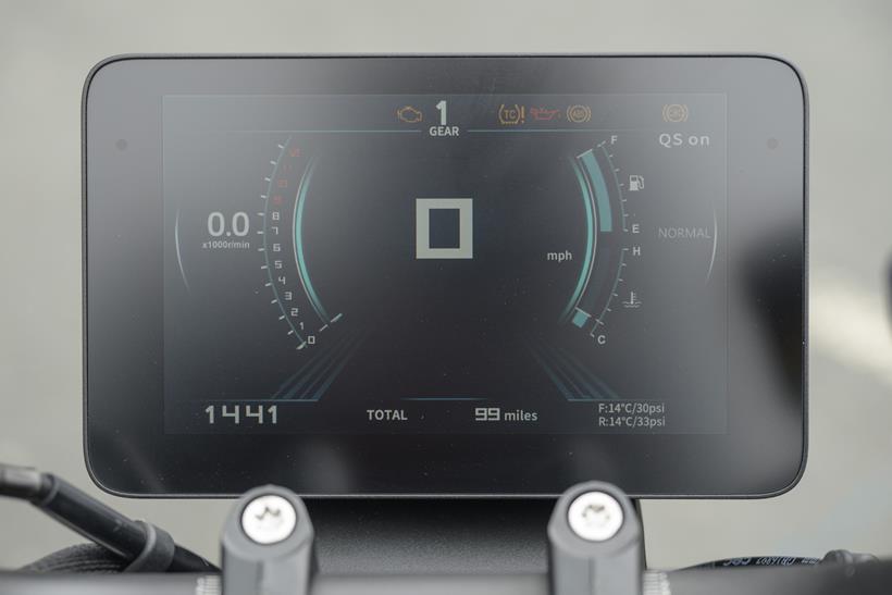 2025-on QJMotor SRK900, close up of the TFT dash